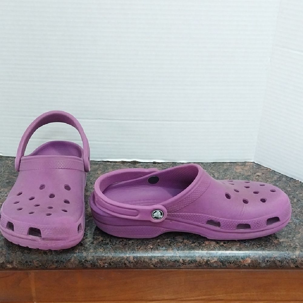 CROCS  Unisex  Lavender Sandals....Size 7 MENS or Size 9 Womens
